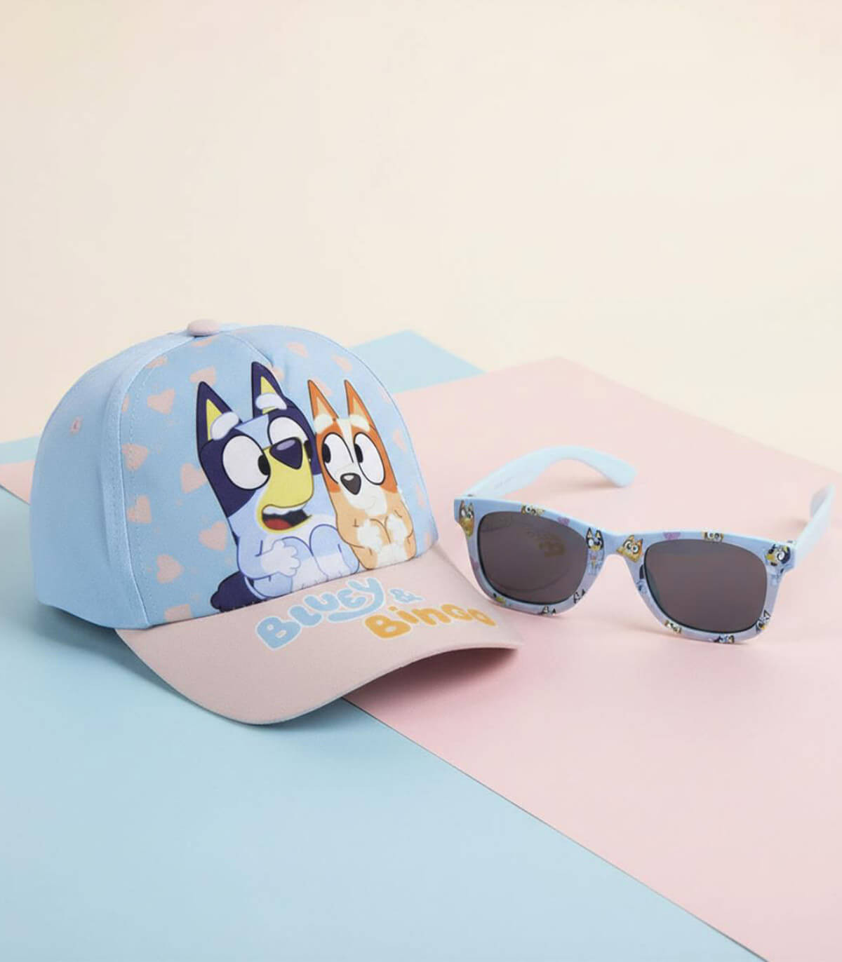 ДЕТСКА ШАПКА С КОЗИРКА 51 СМ + СЛЪНЧЕВИ ОЧИЛА BLUEY Cerda