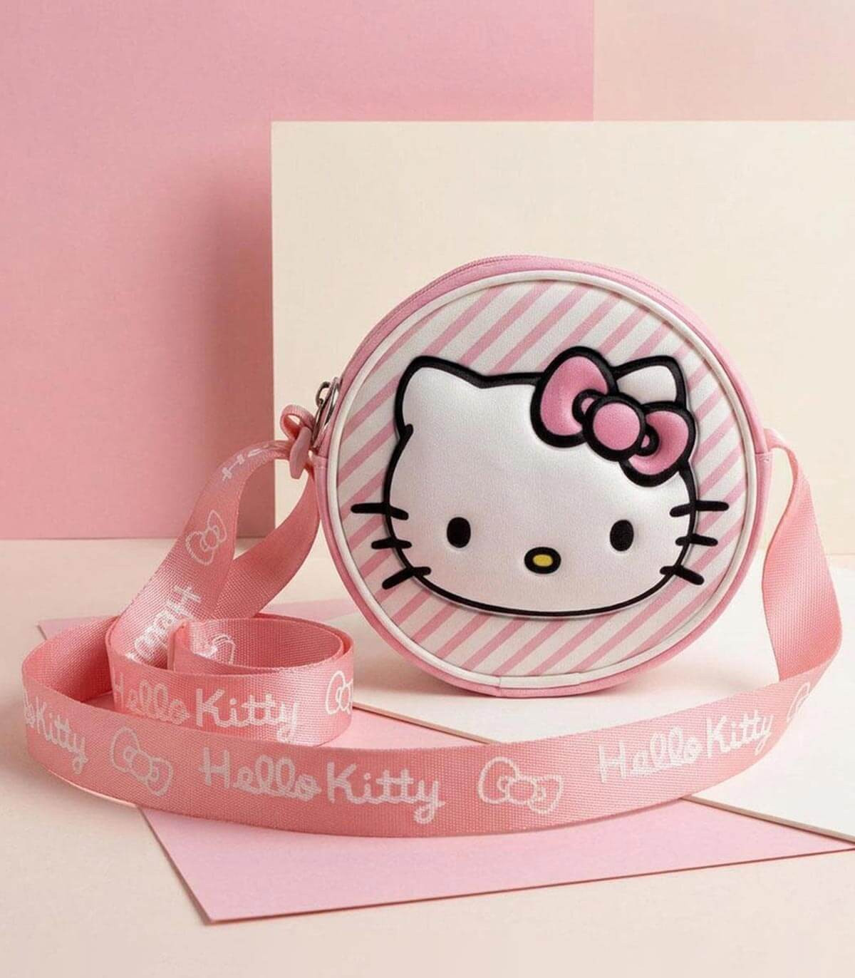 КРЪГЛА ДЕТСКА ЧАНТА ЗА РАМО HELLO KITTY
