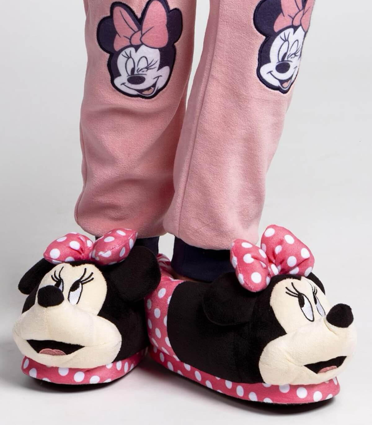 ДЕТСКИ ПЛЮШЕНИ ПАНТОФИ MINNIE 3D 28-35 СЕРИЯ Cerda